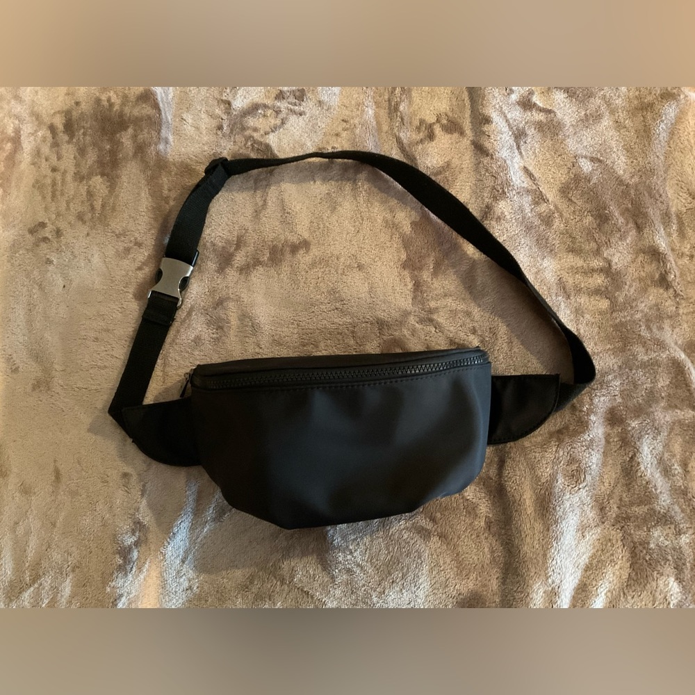 Cross body athletic black bag perfect for working out, walking or shopping.